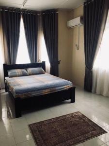 Ένα ή περισσότερα κρεβάτια σε δωμάτιο στο Putri Homestay Bungalow at UMK Pengkalan Chepa