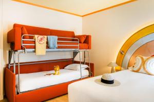 Cette chambre comprend 2 lits superposés et un chapeau. dans l'établissement Nice Pam Hotel, à Nice 80 autres photos