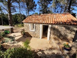 Casa de piedra con patio y mesa en La Bergerie, en Lorgues