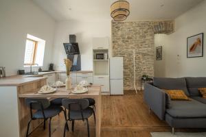 Una cocina y una sala de estar con mesa y sillas. en Le Sicilien ~ Climatisation ~ Centre-ville, en Carcassone 6 fotos más