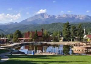 een uitzicht op een resort met bergen op de achtergrond bij Ashore the Clouds Glamping awaits in Woodland Park