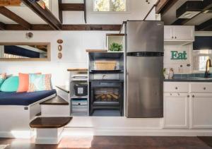 een keuken met een koelkast en een fornuis bij Ashore the Clouds Glamping awaits in Woodland Park