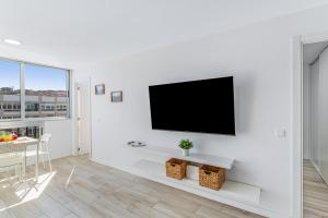 Μια τηλεόραση ή/και κέντρο ψυχαγωγίας στο Newly Refurbished Beachfront