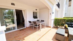 vistas al balcón de una casa con mesa y sillas en Delightful Ground Floor 2 bed with access to pool, Wi-Fi, AC, en Sucina