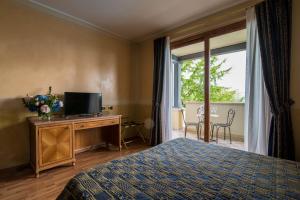 Postel nebo postele na pokoji v ubytování Hotel Porta Del Sole + 37 fotografií