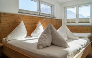 A bed or beds in a room at Top 5