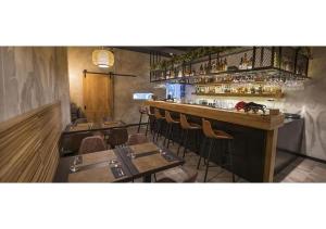A área de bar ou lounge em The George, Urban Boutique Hotel