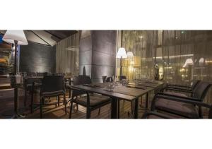 Uma área de estar em The George, Urban Boutique Hotel