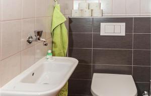 łazienka z białą umywalką i toaletą w obiekcie Ferienwohnung Mit Lift w mieście Rauris