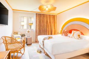 une chambre d'hôtel avec un grand lit et une chaise dans l'établissement Nice Pam Hotel, à Nice