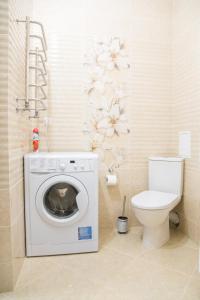 une salle de bains avec lave-linge et toilettes dans l'établissement Apartamenty Stepana Bandery 35, à Trouskavets