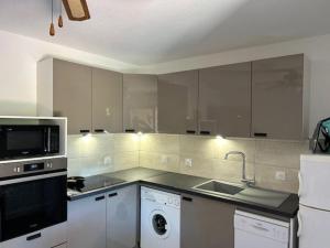 kuchnia ze zlewem, kuchenką i kuchenką mikrofalową w obiekcie T3 avec Terrasse Spacieuse, Proche Plage, 4 Pers., Parking Inclus - FR-1-701-27 w mieście Valras-Plage