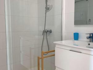 Kúpeľňa v ubytovaní Charmant T1 à Balaruc-les-Bains - 32m², ascenseur, WIFI, proche centre spa - FR-1-553-213 + 6 fotografií