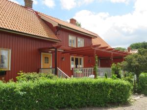 a red house with a red roof at Karlsberg Gård B&B in Tvååker