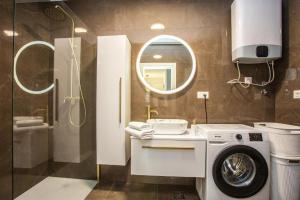 a bathroom with a washing machine and a mirror at Apartman sa prekrasnim pogledom,potpuno opremljen za 4 osobe in Podstrana +33 photos