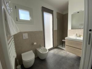 a bathroom with a white toilet and a sink at Boutique Hotel Nuovo Cason in Cavallino-Treporti