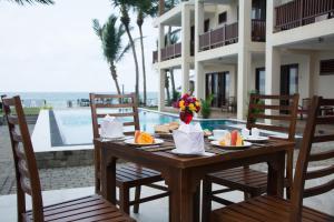 En restaurant eller et andet spisested på Sapphire Seas Beachfront Hotel