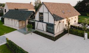 Herk-de-StadEntre Nous的屋顶房屋的空中景致