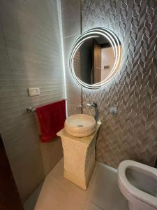 阿莱曼بورتو جولف مارينا的带水槽、镜子和马桶的浴室 更多6张照片