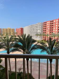 阿莱曼بورتو جولف مارينا的从棕榈树度假村的阳台可以欣赏到风景