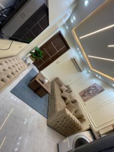 阿莱曼بورتو جولف مارينا的带沙发的客厅俯视图