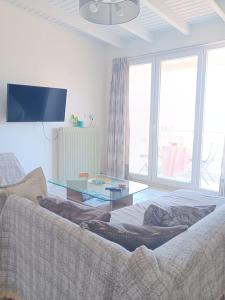 Μια τηλεόραση ή/και κέντρο ψυχαγωγίας στο Beautiful Loft Ilion