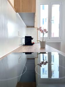 kuchnia ze stołem z doniczką w obiekcie Cosy Hideaway Near Montparnasse w Paryżu