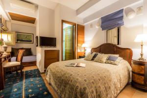 Llit o llits en una habitació de Gardenia Junior Suite In Epidavros with Shared Pool