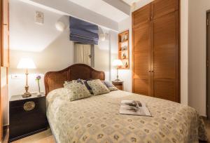 Llit o llits en una habitació de Gardenia Junior Suite In Epidavros with Shared Pool