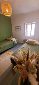 Ένα ή περισσότερα κρεβάτια σε δωμάτιο στο Magnifique LOFT Déco sur le port et à 5mn des plages wifi Clim 85 m2 +21 φωτογραφίες