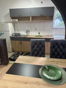 Kuchyň nebo kuchyňský kout v ubytování Apartmani Fenix