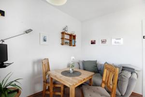un salon avec une table et un canapé dans l'établissement Gartenwohnung, à Westerdeichstrich 15 autres photos