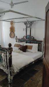 乌昆达Diani Beach Cottage Apartment的一间卧室，里面有一张带帷幔的床 更多12张照片