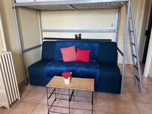 "Studio ensoleille a deux pas des plages avec terrasse privee !"