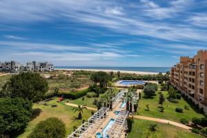 een luchtfoto van een resort met zwembad en bomen bij Ático en los Albatros by Sit Isla Canela in Ayamonte