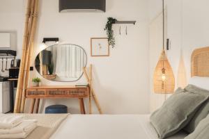 Voodi või voodid majutusasutuse Private Studio Apartment, Unique Location - Sea View toas