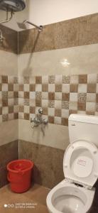 bagno con servizi igienici e parete piastrellata di Oak Hill Cottage, in a wooded area valley view near Bakehouse and Chaar Dukaan a Mussoorie