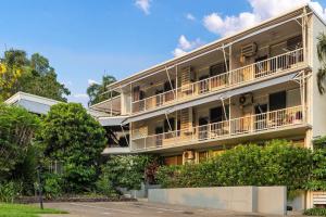 un condominio con balconi e alberi di Seaside Escape - 1BR Hideaway a Fannie Bay