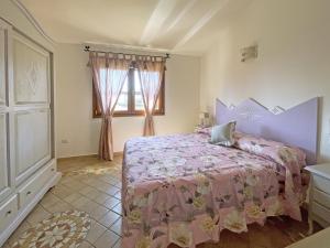 a bedroom with a bed and a window at Villa del Golfo in Olbia