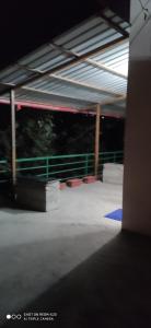 un edificio vuoto con una palestra con di Oak Hill Cottage, in a wooded area valley view near Bakehouse and Chaar Dukaan a Mussoorie