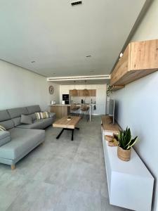 ein Wohnzimmer mit Sofa und Tisch in der Unterkunft Costa Ballena & Eleven Lights in Chipiona