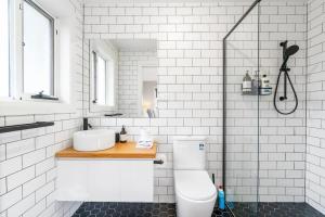 Koupelna v ubytování Comfy and Modern House with Outdoor Dining and WiFi - Hosted by CanStay