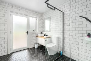 Koupelna v ubytování Comfy and Modern House with Outdoor Dining and WiFi - Hosted by CanStay