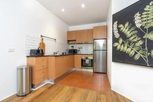 金斯顿Modern 1BR Apt 2 mins to Kingston Foreshore - Hosted by CanStay的配有木质橱柜和不锈钢冰箱的厨房