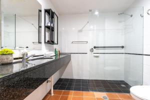 Modern 1BR Apt 2 mins to Kingston Foreshore - Hosted by CanStay的一间浴室