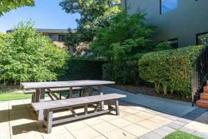 Modern 1BR Apt 2 mins to Kingston Foreshore - Hosted by CanStay外面的花园