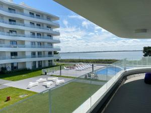 une vue d'un immeuble avec piscine dans l'établissement Lake View Sea Apartment Rogowo Pearl, à Rogowo