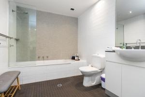 Baðherbergi á Gateway Apt in Kingston Central - Hosted by Canstay