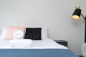Rúm í herbergi á Gateway Apt in Kingston Central - Hosted by Canstay