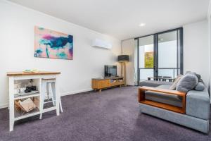 Sjónvarps- og/eða afþreyingartæki á Gateway Apt in Kingston Central - Hosted by Canstay